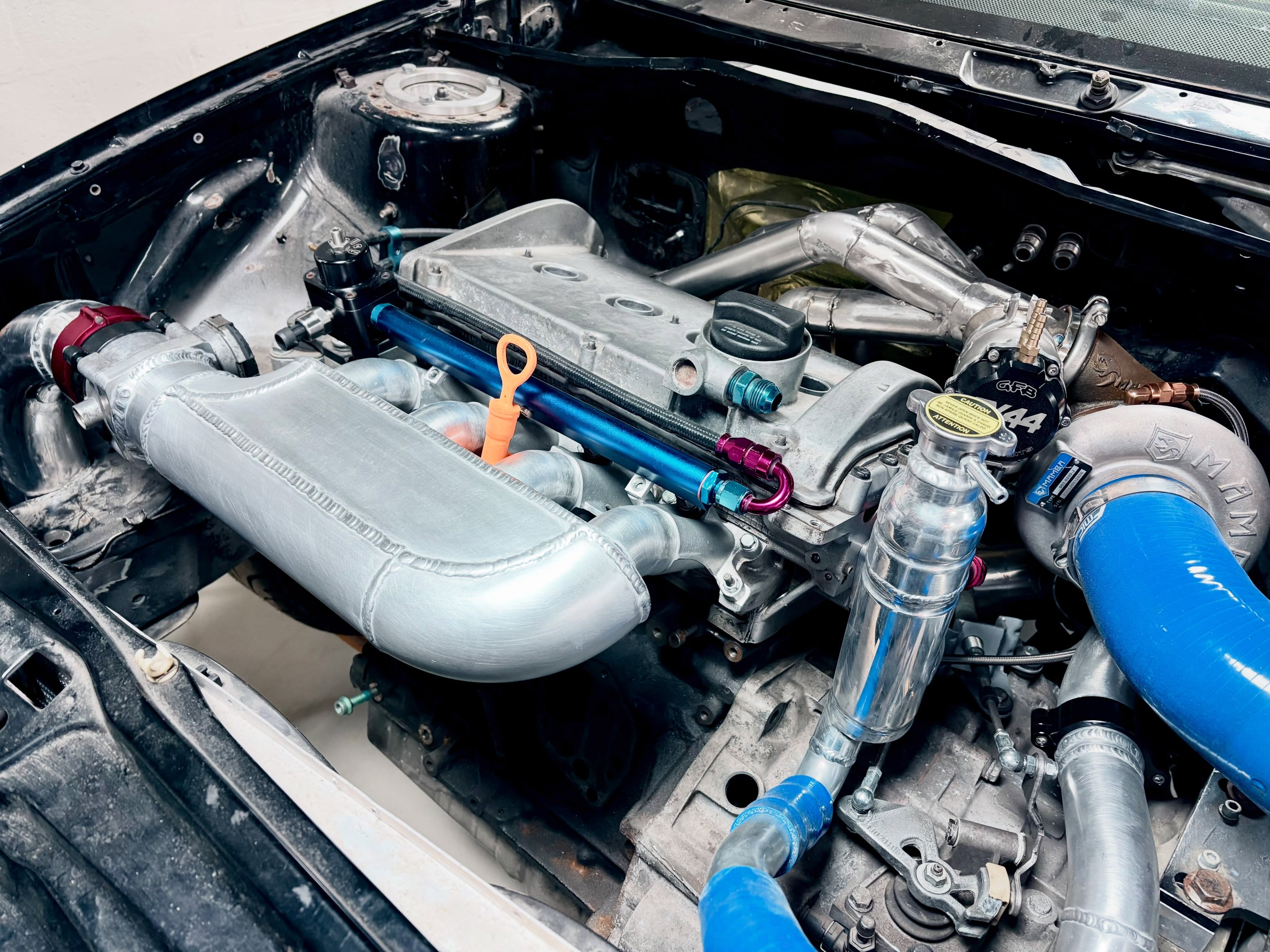 ✅ intake manifold done 🙌 Next up, changing the rallye intercooler outlet and finish the charge pipes. #motorsportfabrication #fabricationlife #intakemanifold #corrado #hoekmotorsports