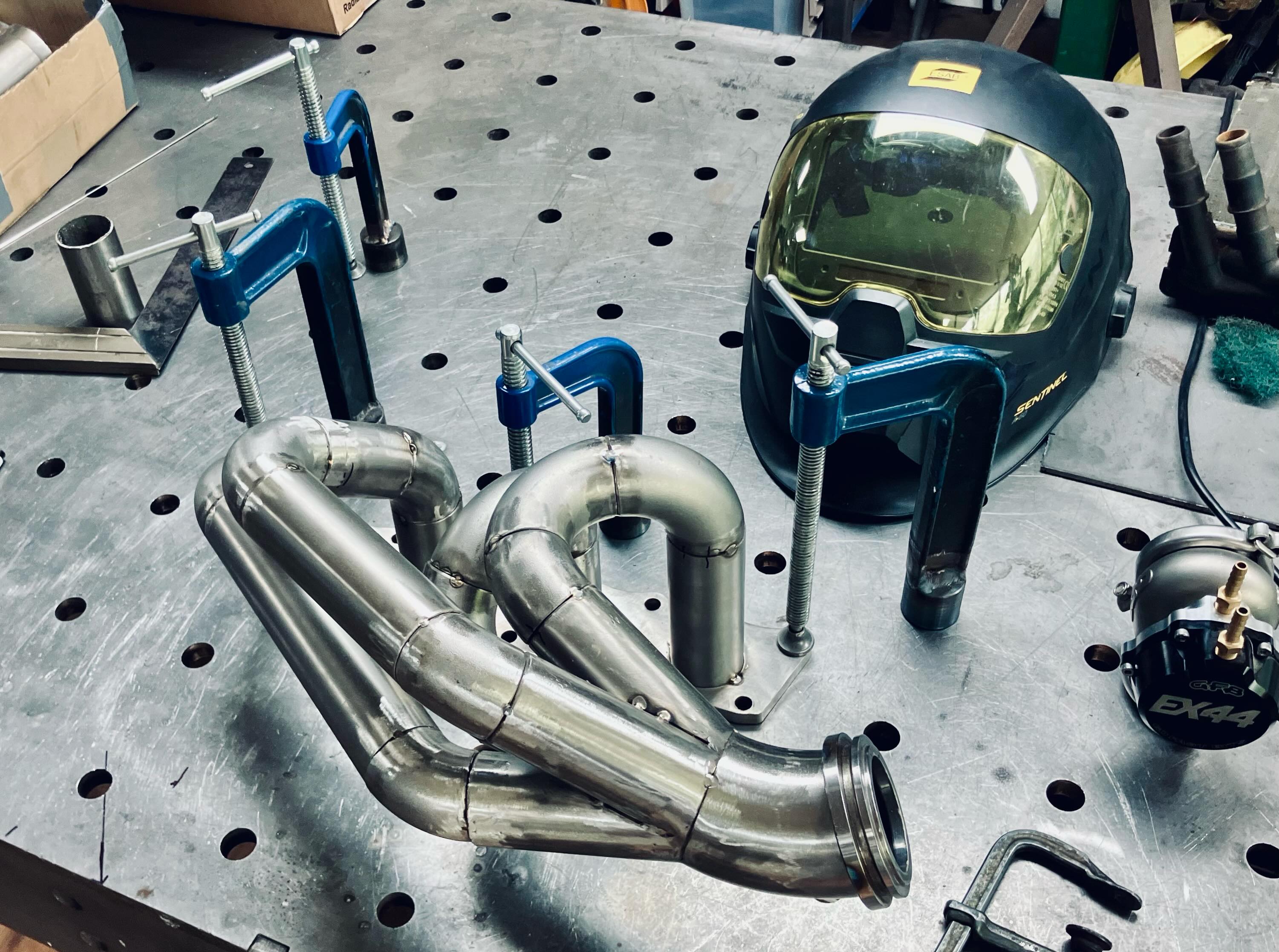 Redesigned the Corrado sidewinder turbo manifold to gain some much-needed clearance for the Haldex propshaft and downpipe. Packaging is always a compromise, so the wastegate now sits pretty close to the valve cover and will need some proper heat shielding.

That said, after watching the latest @badobsessionmsp episode, I really can’t complain about packaging challenges 😂 #sidewindermanifold20vt #turbomanifold #20vt #corrado
