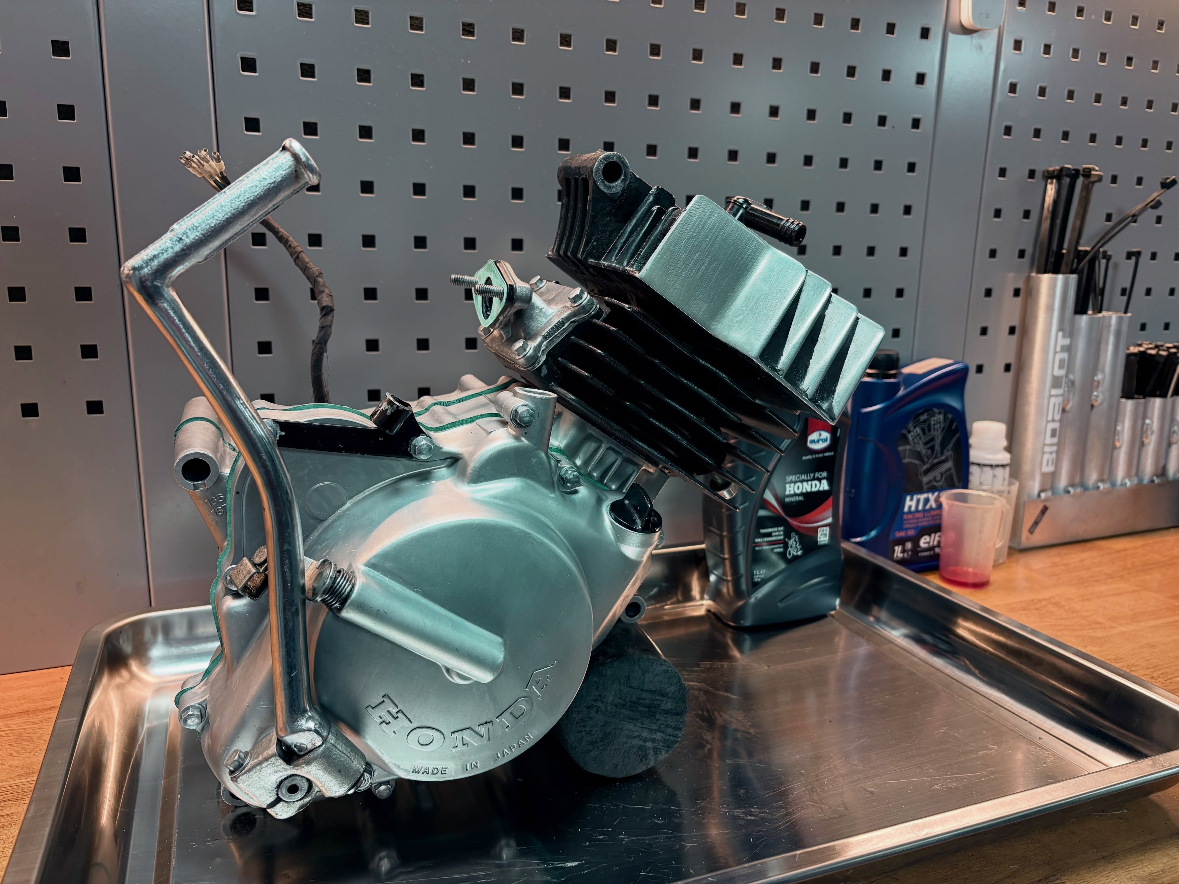 Honda MB5 engine fully overhauled 🔧

4-speed to 5-speed gearbox conversion, all-new bearings and seals, and freshly wet-blasted crankcases. Ready to go back in! 💪💪

#HondaMB5 #HondaMB #HondaMoped #TwoStroke #2stroke